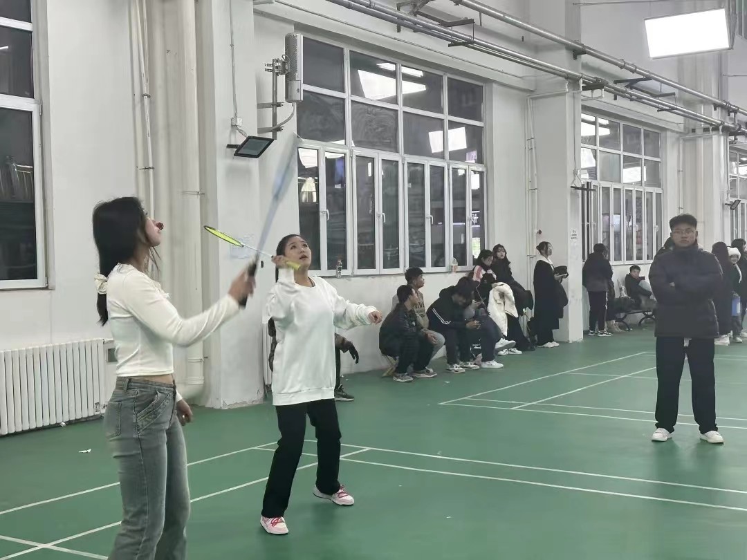 UG环球官方网汽车工程学院首届体育文化节羽毛球联赛下