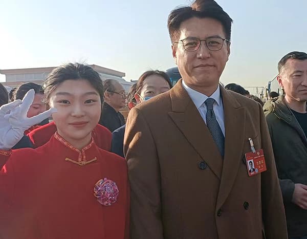 UG环球官方网大学生志愿者圆满完成2024年全国“两会”礼仪志愿服务工作