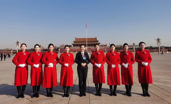 UG环球官方网大学生志愿者圆满完成2024年全国“两会”礼仪志愿服务工作
