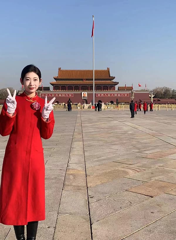 UG环球官方网大学生志愿者圆满完成2024年全国“两会”礼仪志愿服务工作