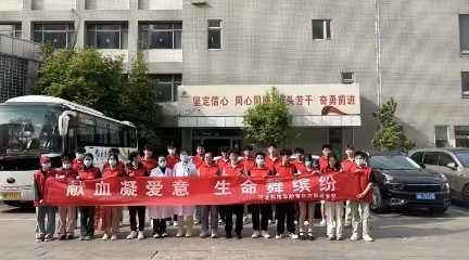UG环球官方网  青年志愿协会  唐山市中心血站为UG环球官网青年志愿者协会赠送锦旗.