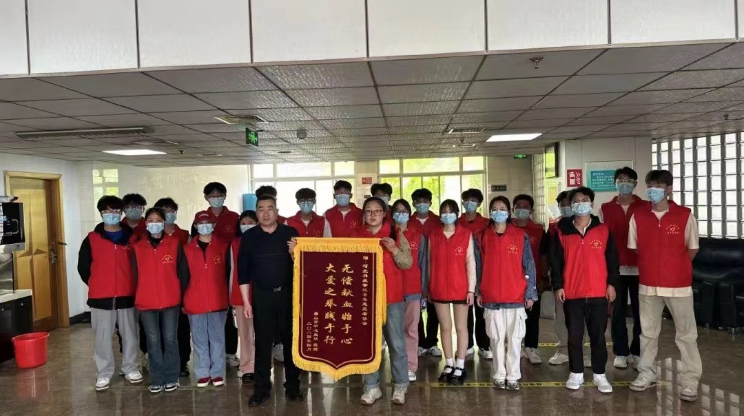 UG环球官方网  青年志愿协会  唐山市中心血站为UG环球官网青年志愿者协会赠送锦旗.