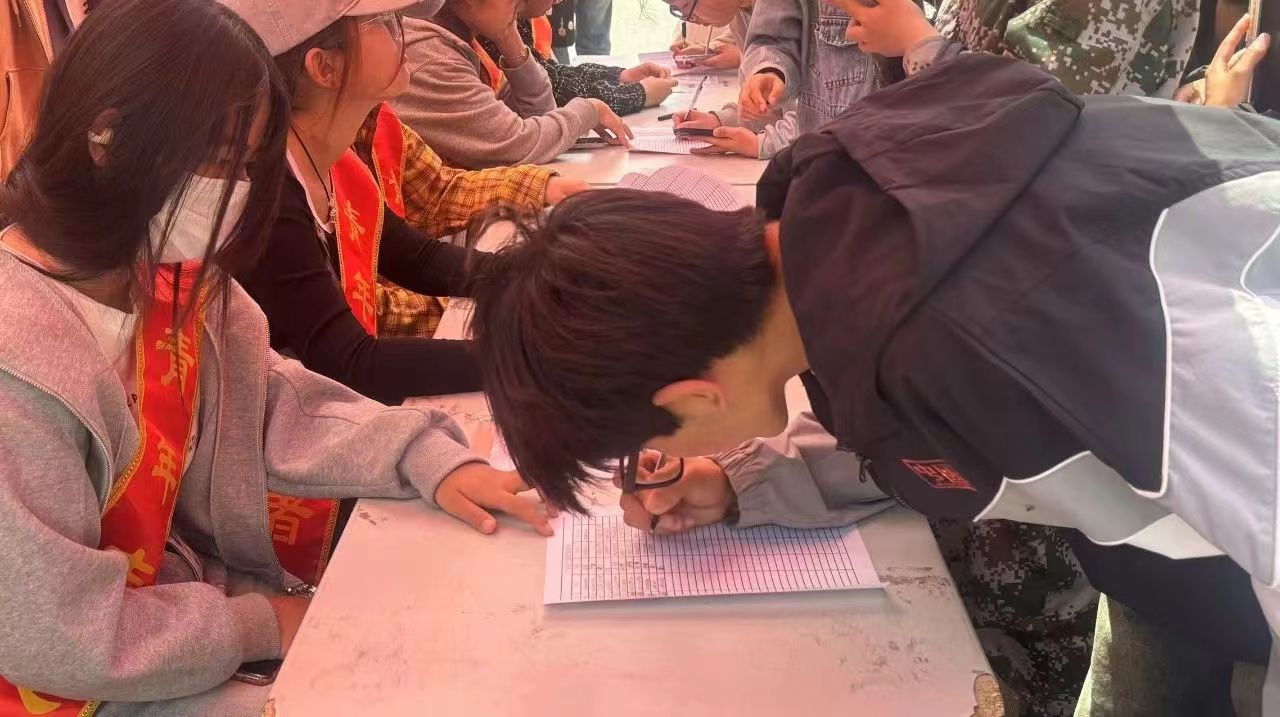 UG环球官方网  青年志愿协会  举办“墨香浸书签，书意润心弦”书签制作活动