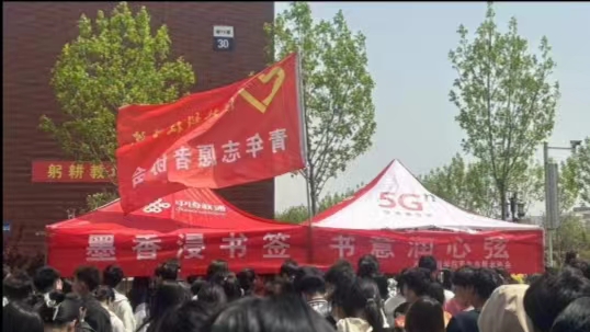 UG环球官方网  青年志愿协会  举办“墨香浸书签，书意润心弦”书签制作活动