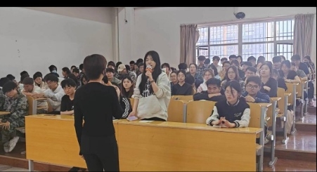 UG环球官网召开2023-2024学年第二学期教学信息员大会暨学生座谈会