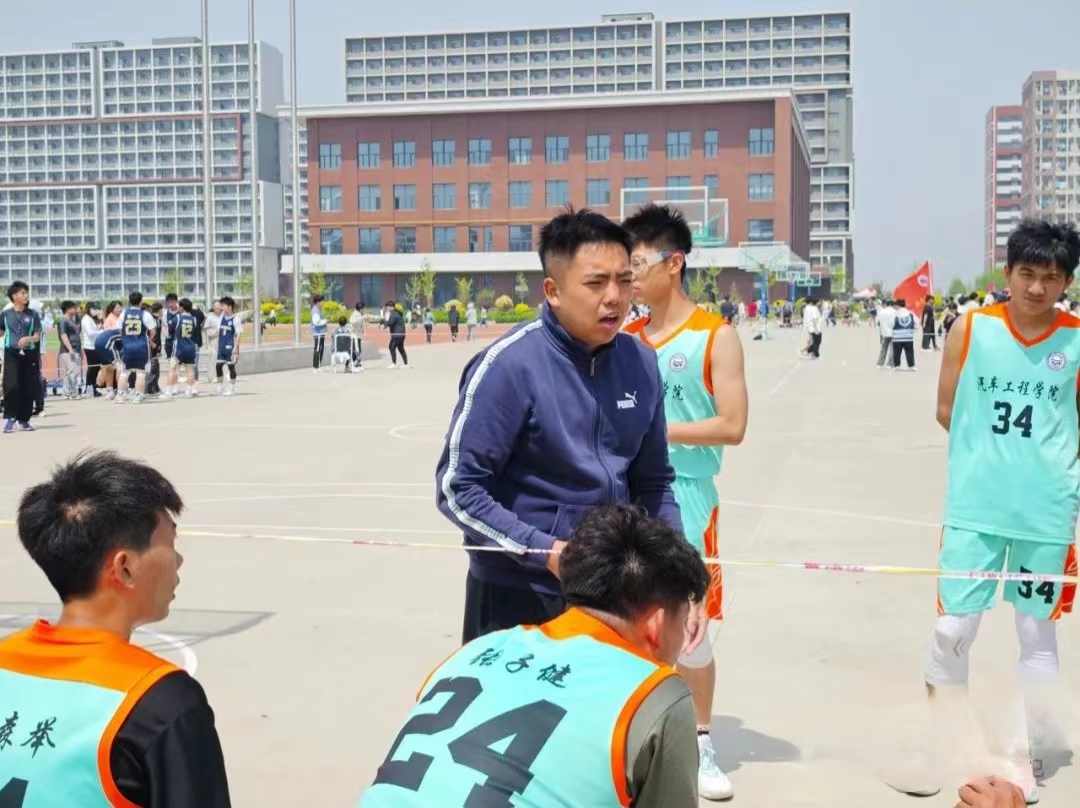 UG环球官方网汽车工程学院勇往直前，青春无限