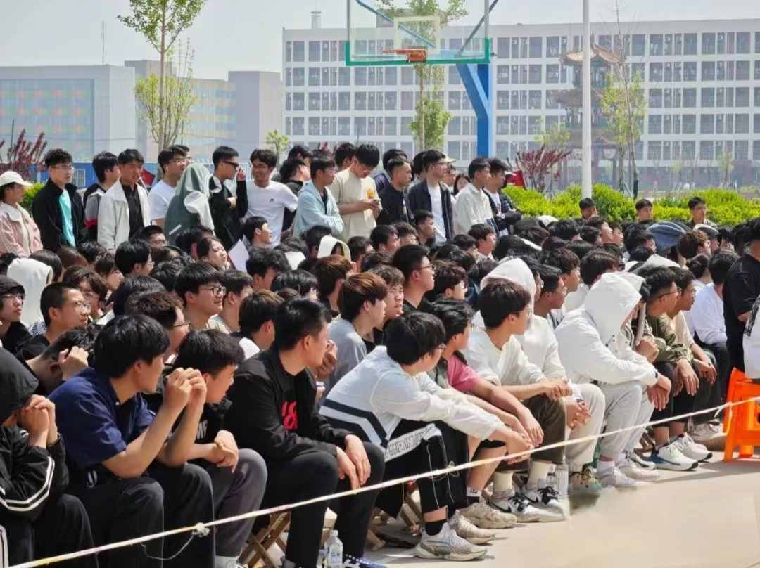UG环球官方网汽车工程学院勇往直前，青春无限
