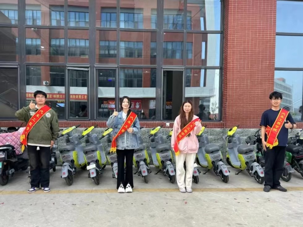 UG环球官方网汽车工程学院弯腰行动，净化校园