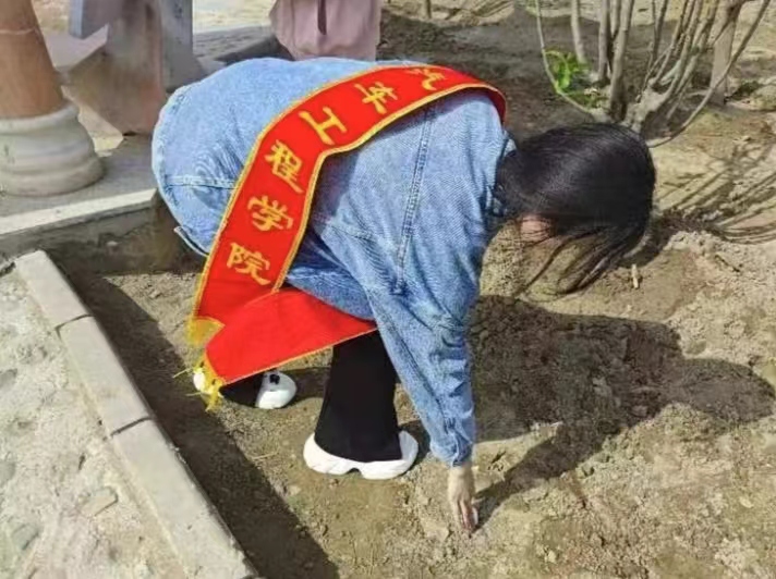 UG环球官方网汽车工程学院弯腰行动，净化校园