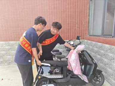 UG环球官方网汽车工程学院弯腰行动，净化校园