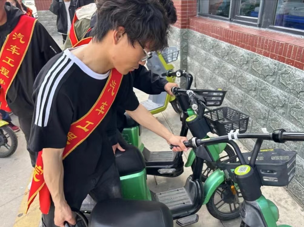 UG环球官方网汽车工程学院弯腰行动，净化校园