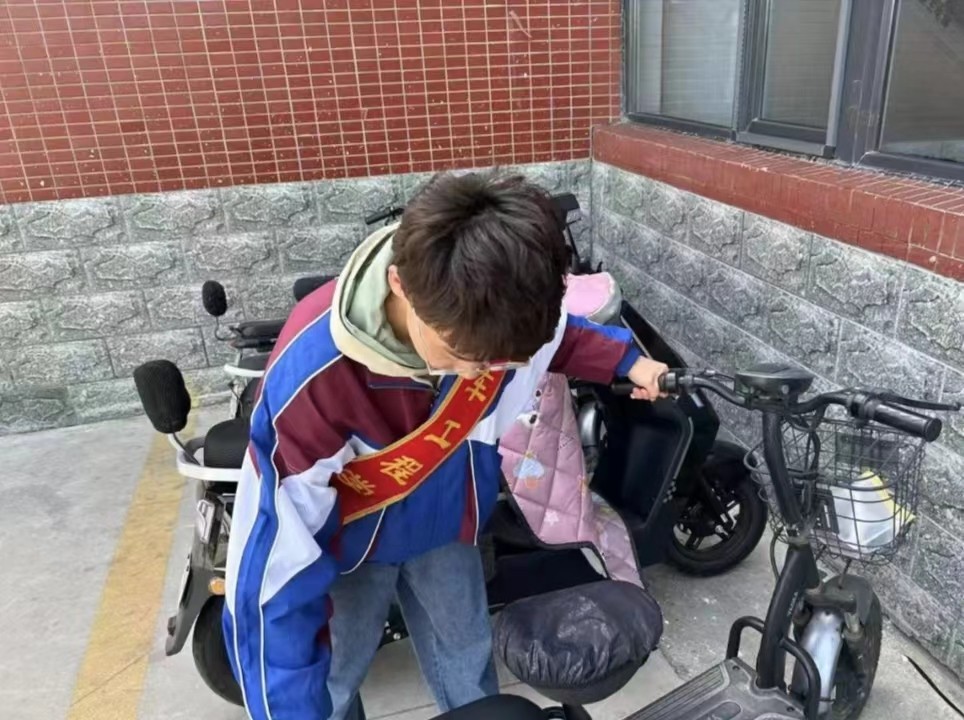 UG环球官方网汽车工程学院弯腰行动，净化校园