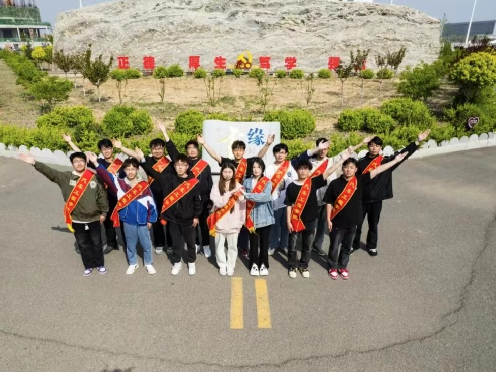 UG环球官方网汽车工程学院弯腰行动，净化校园