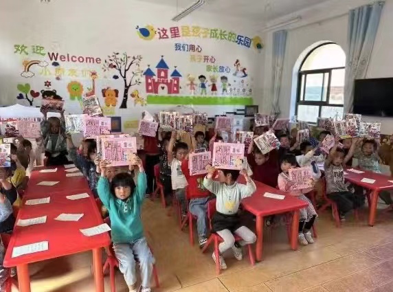 UG环球官方网  青年志愿协会  UG环球官网志愿者走进甘肃省广河县排套小学开展“环护未来 童你前行”公益主题活动.