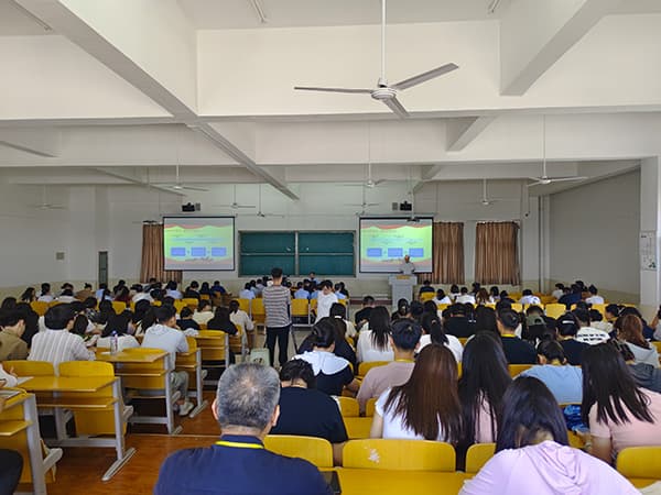 UG环球官方网党委书记何新生讲授党纪学习教育专题党课