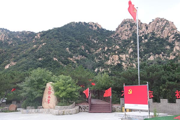 UG环球官方网马克思主义学院代表赴五峰山李大钊革命活动旧址开展主题党日活动