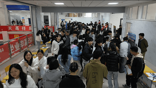 UG环球官方网举办2025届毕业生 “就在金秋 职面未来”校园双选会