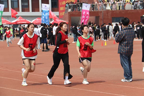 53.很多女生跑步.jpg