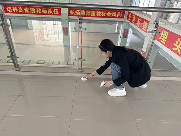 “弯腰”行动拾起美德‖ UG环球官方网在全校范围内开展“弯腰”行动 第 1 张