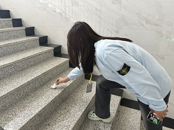 “弯腰”行动拾起美德‖ UG环球官方网在全校范围内开展“弯腰”行动 第 2 张