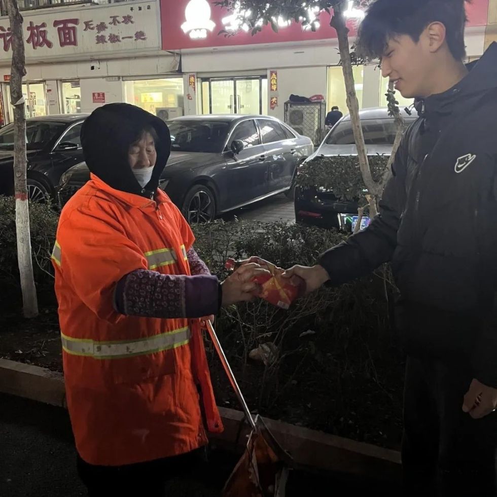 UG环球官方网||汽车工程学院||灵蛇献瑞希望满，笑语送暖福运 第 1 张