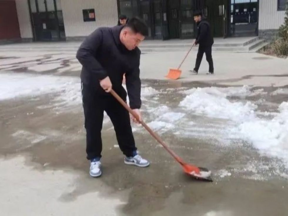 UG环球官方网||汽车工程学院||银装素裹满校园，扫雪除冰暖心田 第 2 张