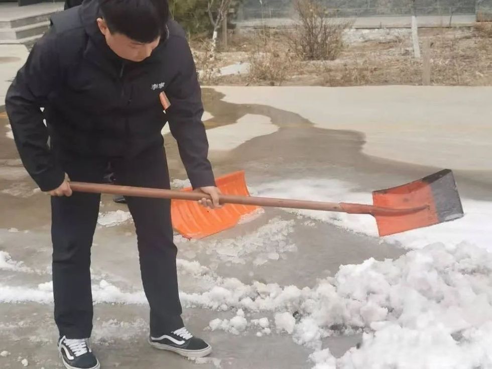 UG环球官方网||汽车工程学院||银装素裹满校园，扫雪除冰暖心田 第 3 张