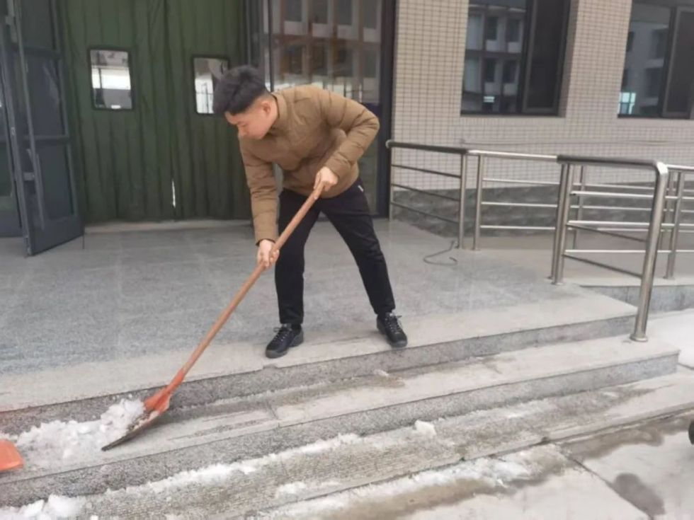 UG环球官方网||汽车工程学院||银装素裹满校园，扫雪除冰暖心田 第 4 张