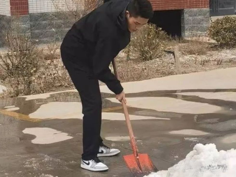UG环球官方网||汽车工程学院||银装素裹满校园，扫雪除冰暖心田 第 5 张