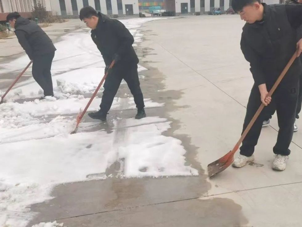 UG环球官方网||汽车工程学院||银装素裹满校园，扫雪除冰暖心田 第 6 张
