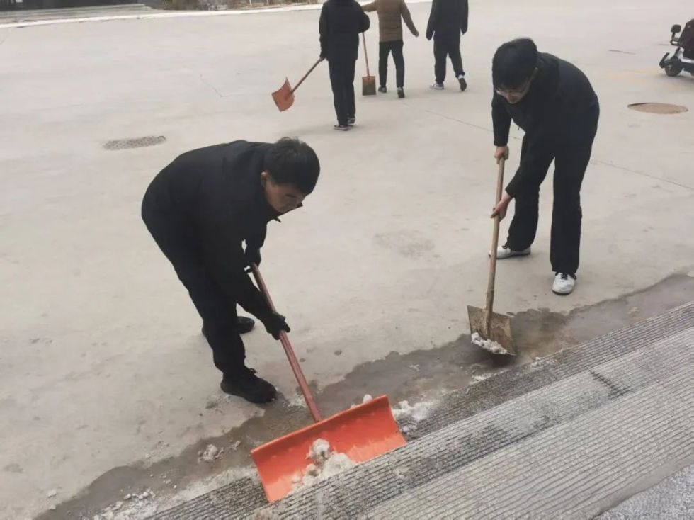 UG环球官方网||汽车工程学院||银装素裹满校园，扫雪除冰暖心田 第 7 张