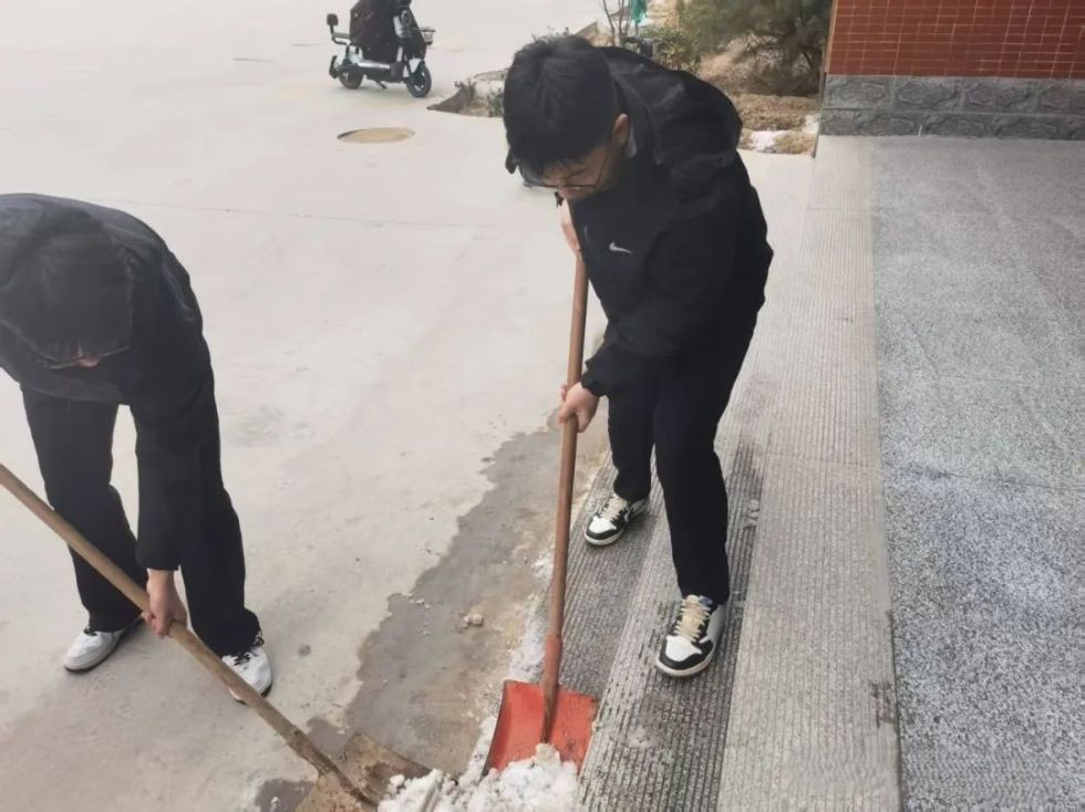 UG环球官方网||汽车工程学院||银装素裹满校园，扫雪除冰暖心田 第 8 张