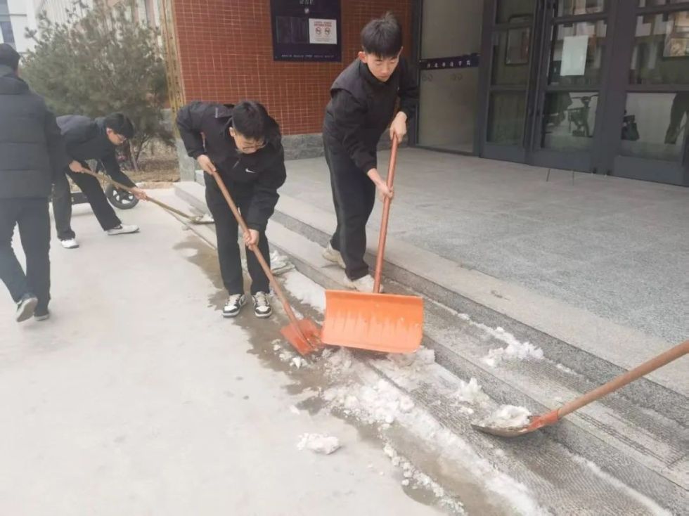UG环球官方网||汽车工程学院||银装素裹满校园，扫雪除冰暖心田 第 9 张
