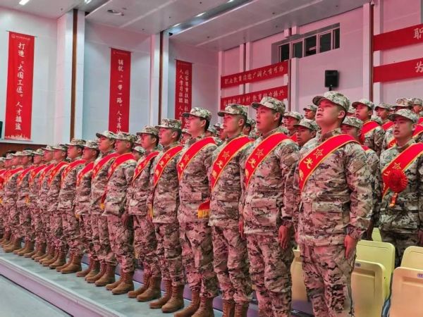 热血铸军魂 青春献国防——UG环球官方网欢送2025年上半年光荣应征入伍学生 第 3 张