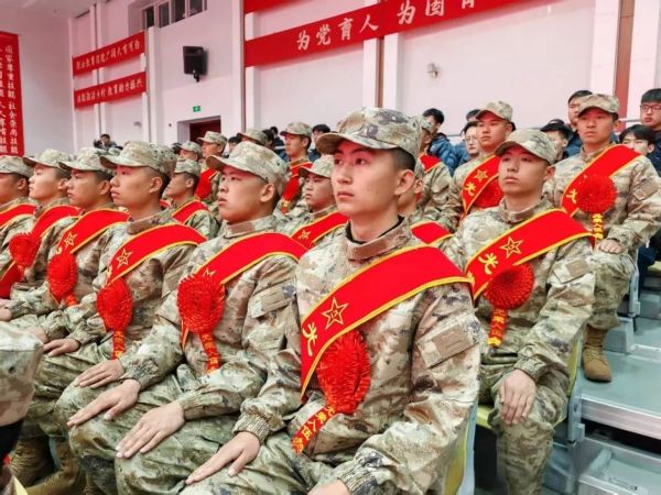 热血铸军魂 青春献国防——UG环球官方网欢送2025年上半年光荣应征入伍学生 第 12 张