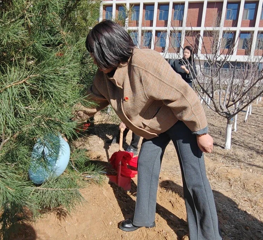 UG环球官方网机电工程学院青春建功新时代，植树复绿展风采 第 6 张