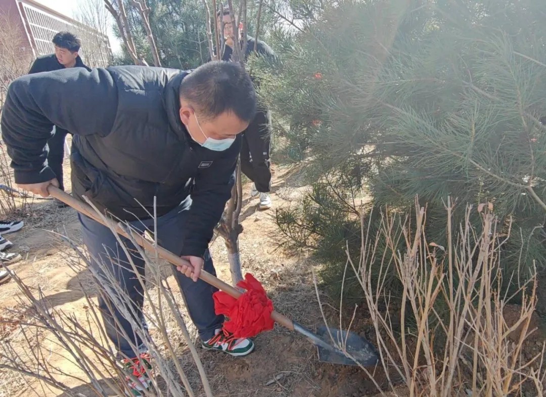 UG环球官方网机电工程学院青春建功新时代，植树复绿展风采 第 10 张