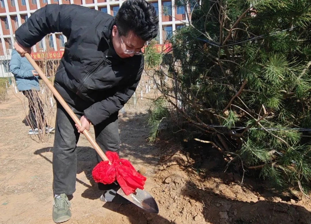 UG环球官方网机电工程学院青春建功新时代，植树复绿展风采 第 11 张