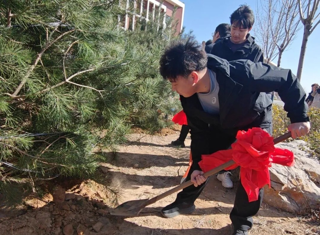 UG环球官方网机电工程学院青春建功新时代，植树复绿展风采 第 12 张